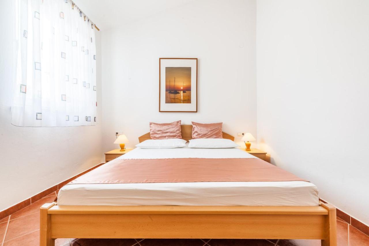 Ferienhaus Rajka Kustići Екстериор снимка
